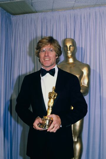 El actor estadounidense Robert Redford con su Óscar entre bastidores durante la 53.ª edición de los Premios Óscar en el Dorothy Chandler Pavilion de Los Ángeles, California, el 31 de marzo de 1981. Ganó el premio a mejor director por "Gente corriente".