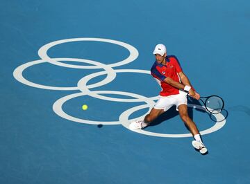 El actual nmero uno del mundo es el nico miembro de los tres grandes del tenis masculino que compite en los Juegos Olmpicos de Tokio. Novak Djokovic logr un hito con su victoria en Wimbledon sobre Matteo Berrettini, empatando con Federer y Nadal torneos Grand Slam con 20 ttulos y la posibilidad bastante real de superarles en prximas citas. El serbio es tambin el lder del circuito en premios, aunque sus mayores ingresos, como suele ocurrir en estos casos, le llegan a travs de diferentes acuerdos fuera pista. La estrella serbia de 34 a?os gan $30 millones gracias a sus contratos de patrocinio con compa?as como Lacoste, Peugeot, NetJets y el fabricante austraco de material tenstico Head. Ganancias anuales: $34.5M 