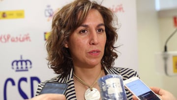 La presidenta del CSD, Irene Lozano, atiende a los medios durante el acto de toma de posesi&oacute;n de Joaqu&iacute;n de Aristegui como nuevo director general de Deportes del organismo.