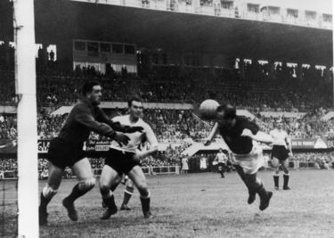 Con la dinámica con la que llegaba Hungría era fácil pensar que serían los próximos campeones del mundo, ya que además de haber ganado por una amplia diferencia a los alemanes en el Mundial, llevaban 33 partidos consecutivos sin conocer la derrota. Pese a ello, Alemania no agachó las orejas y salió con todo para arrebatarles el sueño a los húngaros.