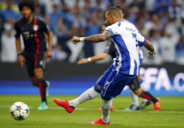 1-0. Quaresma anotó el primer tanto de penalti.