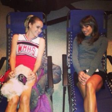 Lea Michele y Becca Tobin: de Glee, a disfrutar en el Staples con los Clippers