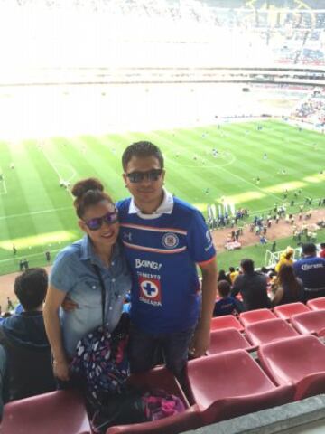 Parejas en el estadio azteca.