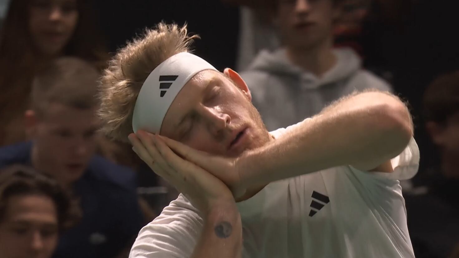 Davidovich manda a dormir al público francés y reta a Zverev