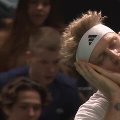 Davidovich manda a dormir al público francés y reta a Zverev