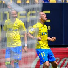 El Cádiz respira y hunde al Valencia