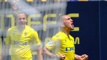 GRAF9793. CÁDIZ, 30/04/2023.- El jugador del Cádiz Gonzalo Escalante (d) celebra el 1-0 durante el partido de LaLiga que enfrentó al Cádiz CF y al Valencia CF este domingo en el Estadio Nuevo Mirandilla (Cádiz). EFE/Román Ríos