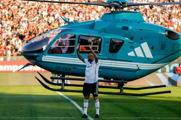 Al estilo 'Rey Arturo'. As赤 fue presentado Vidal en su presentaci車n como nuevo jugador del Colo-Colo en un Estadio Monumental lleno. Lleg車 en helic車ptero al estadio situado en Santiago de Chile para despu谷s para despu谷s cabalgar con un atuendo de rey.