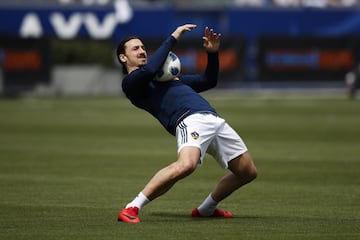 Zlatan Ibrahimovic en el calentamiento previo al primer derbi de Los Angeles.