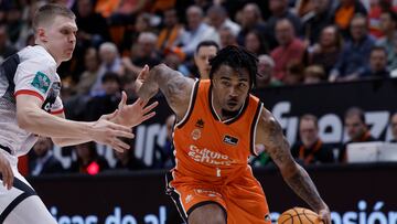 VALENCIA, 11/01/2025.- El base estadounidense del Valencia Basket Chris Jones (d) durante el partido de Liga Endesa de baloncesto que disputan ante el Covirán Granada este sábado en la Fuente de San Luis, en Valencia. EFE/ Kai Forsterling