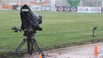 La lluvia golpea al fútbol chileno