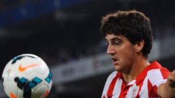 El jugador del Athletic, Mikel San Jose, luchando por controlar un balón aten Sergio García del Espanyol.