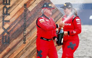 El campeonato de lo SUV el¨¦ctricos tambi¨¦n ha visto triunfar a Laia Sanz. En la primera temporada, la catalana, que comparte equipo junto a Carlos Sainz en el Acciona, logra un tercer puesto en la cita de Groenlandia. Andretti gan¨® el X-Prix del ?rtico por delante del equipo de Button y del Acciona de Laia Sanz y Sainz, que celebraron su primera final estren¨¢ndose en el podio.
