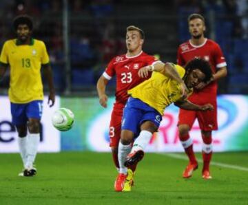 Partido Suiza - Brasil. Marcelo y Xherdan Shaqiri.