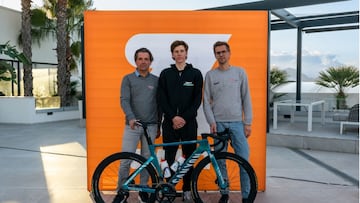 El ciclista canadiense Noah Ramsay posa junto a Christoph Roodhooft y Kristof de Kegel tras convertirse en nuevo ciclista del Alpecin-Deceuninck tras ganar la Zwift Academy.