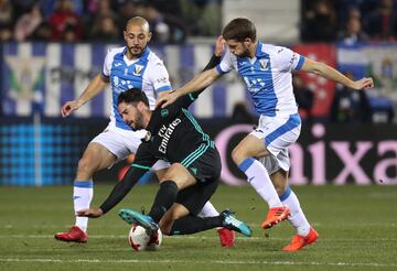 Isco entre Brasanac y Amrabat.