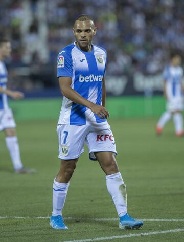 Su historia también fue breve, pero increíble. El Leganés lo rescató de la Premiership en enero de 2019 y en apenas un año, además de maravillar a todo Butarque, se ganó del FC Barcelona hasta provocar su salida tras la lesión de Dembélé. Una marcha histórica, llamativa y también de fuerte impacto económico: 18 millones de euros abonaron los culés por su cláusula, la segunda venta más cara en la historia del Lega tras la de En Nesyri (20 millones). 