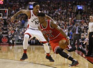 Jimmy Butler dribla a DeMar DeRozan.