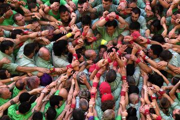 Los miembros de la "colla Castellers de Mollet" tras caerse una torre humana durante la 29ª competición de torres humanas "Castells" el 5 de octubre en Tarragona, España. Los castellers construyen estas torres humanas con técnicas precisas y compiten en grupos, conocidos como "colles", en las fiestas locales en los meses previos a la competición anual. Se cree que la tradición catalana tiene su origen en las torres humanas construidas a finales del siglo XVIII por grupos de baile.