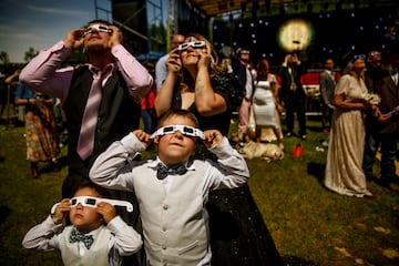 Durante el eclipse total de sol que se pudo ver en todo norteamérica el 8 de abril, en Russellville, Arkansas, más de 100 parejas se dieron el 'sí, quiero'.