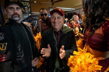 Josh Jarris, propietario de los Washigton Commanders, junto a los seguidores congregados en un bar para seguir por televisión el partido.

