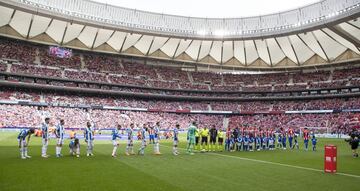 Los equipos saludan en el centro del campo antes del inicio del encuentro.
