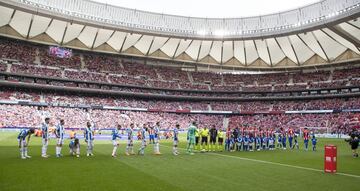 Los equipos saludan en el centro del campo antes del inicio del encuentro. 