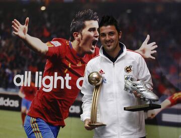 Villa posa con la Bota de Plata y el Balón de Bronce del Mundial 2010.