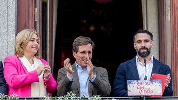 El alcalde de Madrid, José Luis Martínez-Almeida (c) y el futbolista Dani Carvajal (d), durante el pregón de las Fiestas de San Isidro 2025, en el balcón de la Casa de la Villa, a 8 de mayo de 2025, en Madrid (España). La lectura del pregón supone el comienzo de las Fiestas de San Isidro, hasta el 15 de mayo, llegan cargadas de esencia castiza y folclore madrileño. Si bien la mayor parte de la programación se desarrollará en los espacios habituales como la plaza Mayor, los jardines de Las Vistillas, la Pradera de San Isidro y Matadero Madrid, las celebraciones se extienden también a los distritos de la ciudad, así como a teatros y centros municipales.
08 MAYO 2025;ALMEIDA;FUTBOLISTA;CARVAJAL;PREGÓN;SAN ISIDRO;
Ricardo Rubio / Europa Press
08/05/2025