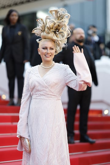 Elena Lenina posa en la alfombra roja durante la llegada de los asistentes a la proyección de la película "Dossier 137" (Caso 137).
