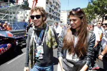 Valentino Rossi muy bien acompañado por el Pit Lane antes de la carrera.