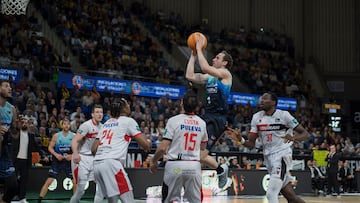 LA LAGUNA (TENERIFE), 30/12/2025.- El base del La Laguna Tenerife Marcelinho Huertas (2d) lanza a canasta ante la defensa de Covirán Granada, durante el partido de la Liga Endesa de baloncesto que se disputa este martes en el Pabellón Santiago Martín de La Laguna (Tenerife) entre La Laguna Tenerife y Covirán Granada. EFE/Ramón de la Rocha