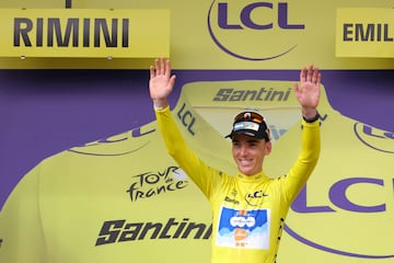 El ciclista francés del equipo dsm-Firmenich PostNL, Romain Bardet, celebra en el podio con el maillot amarillo de líder general después de la primera etapa de la 111ª edición de la carrera ciclista del Tour de Francia.