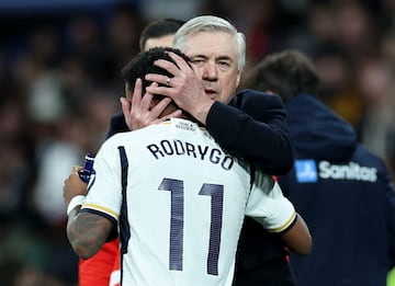 Ancelotti abraza a Rodrygo, durante un partido.