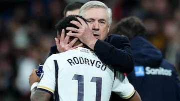 Ancelotti abraza a Rodrygo, durante un partido.