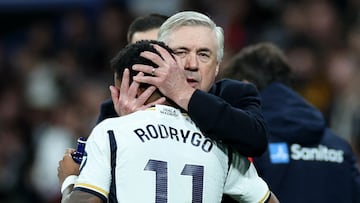 Ancelotti abraza a Rodrygo, durante un partido.