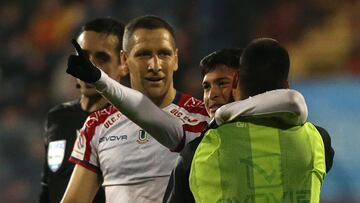 Futbol, Union Espanola vs Union La Calera.
Fecha 13, campeonato Nacional 2024.
El jugador de Union La Calera Renato Huerta , celebra su gol contra Union Espanola durante el partido de primera division realizado en el estadio Santa Laura.
Santiago, Chile.
07/06/2024
Javier Salvo/Photosport
Football, Union Espanola vs Deportes Iquique.
13th turn, 2024 National Championship.
Union La CaleraÕs player Renato Huerta center, celebrates his goal against Union Espanola during the first division match at Santa Laura stadium.
Santiago, Chile.
07/06/2024
Javier Salvo/Photosport