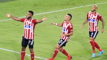 AMDEP589. BARRANQUILLA (COLOMBIA), 17/05/2022.- Miguel Ángel Borja (i) de Junior celebra un gol hoy, en un partido de la Copa Sudamericana entre Junior y Oriente Petrolero en el estadio Metropolitano en Barranquilla (Colombia). EFE/Ricardo Maldonado