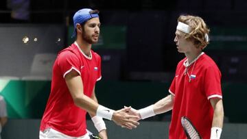 Khachanov y Rublev se saludan en la Caja Mágica.