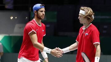 Khachanov y Rublev se saludan en la Caja M&aacute;gica.