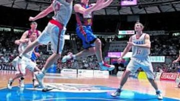 <b>SIN SUERTE. </b>Jaka Lakovic penetra ante Tiago Splitter.