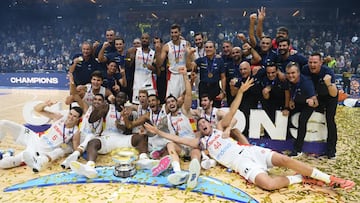 Basketball - EuroBasket Championship - Final - Spain v France - Mercedes-Benz Arena, Berlin, Germany - September 18, 2022  Team Spain pose with the trophy after winning the final REUTERS/Annegret Hilse
 PUBLICADA 19/09/22 NA MA32 7COL