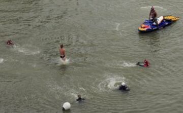 El clavadista estadounidense Andy Jones entra al agua tras saltar durante la ronda clasificatoria de las series mundiales de la Red Bull Cliff Diving, la competición de saltos acrobáticos más importante del mundo, que se disputará mañana sábado desde una plataforma de 27 metros de altura en el Puente de La Salve de Bilbao. 