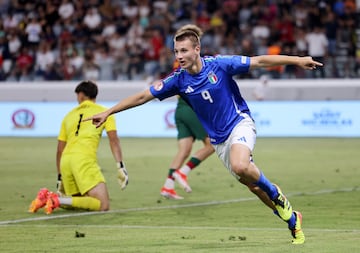  Francesco Camarda celebra un gol con la selección italiana sub-19