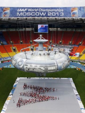 Una vista general de los voluntarios que asisten a un ensayo de la ceremonia de inauguración del campeonato mundial de atletismo en el estadio olímpico en Moscú. El evento se llevará a cabo del 10 al 18 de agosto.