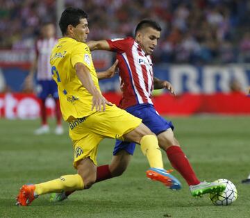 Después de realizar la pretemporada junto al grupo, Ángel Correa debuta con el Atlético en la primera jornada de Liga de la temporada 2015-16. El 22 de agosto de 2015 y con el ‘16’ a la espalda, Correa disputa sus primeros 25 minutos oficiales con la camiseta rojiblanca en la victoria por 1-0 contra Las Palmas. Y ya deja detalles que gustan a la grada del Vicente Calderón. Después de que Simeone no recurriese a él contra Sevilla ni Galatasaray, Correa entra en el minuto 61 del partido en Ipurua frente al Eibar y 60 segundos después rompe la igualada con su primera diana como colchonero. Aprovecha la asistencia de Torres y se la devuelve 15 minutos después para que el Niño hiciese el 0-2. De esa asociación salieron grandes goles. 