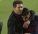 El cariñoso abrazo de consuelo de Simeone y todo el Atlético a Correa