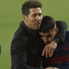 El cariñoso abrazo de consuelo de Simeone y todo el Atlético a Correa