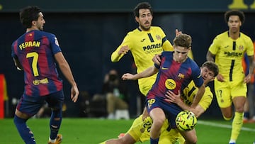 Barcelona's Spanish midfielder #16 Fermin Lopez (C) and Villarreal's Spanish defender #26 Pau Navarro (2R) fight for the ball during the Spanish league football match between Villarreal CF and FC Barcelona at La Ceramica Stadium in Vila-real on December 21, 2025. (Photo by JOSE JORDAN / AFP)