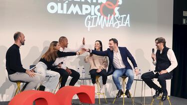 Jesús Carballo se saluda con los gimnastas Ray Zapata, Inés Bergua y Ana Pérez, en presencia de Jesús Mínguez y Vicente Jiménez, en AS.